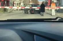 Kierowca utknął na przejeździe kolejowym (Szwajcaria)