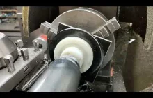 Wycinanie krążków stalowych z blachy 5 mm na tokarce