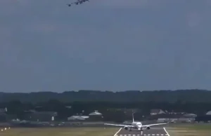 Samolot wzbija się w powietrze na sekundy przed lądowaniem kolejnego