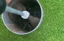 W taki sposób wypompowuje się wodę z dołków golfowych