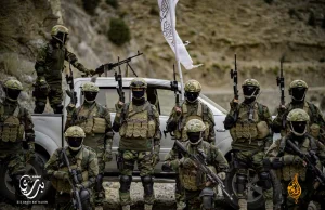 Talibowie z Afganistanu pozują w nowoczesnym sprzęcie armii USA