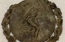 Znalazł w parku dzikowskim zakopane w ziemi medale słynnego lekkoatlety [W...