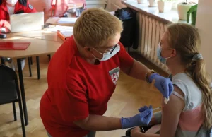 Ilu Polaków popiera obowiązkowe szczepienia? Sondaż