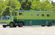 Ford C750 Camelot Cruiser to prawdziwy dom na kółkach. A nawet zamczysko