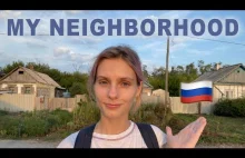 Rosjanka pokazuje typową współczesną wieś w Rosji