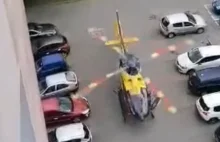 Start helikoptera LPR z parkingu pełnego samochodów [video]