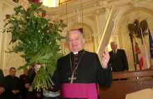 Biskup Rakoczy nie wykonał decyzji Watykanu. Utracił tytuły honorowe w...