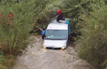 Śląskie | Próbowali pokonać samochodem rzekę – jeden mężczyzna utonął.