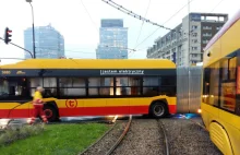 Warszawa: Zabrakło prądu. Autobus zablokował plac Zawiszy