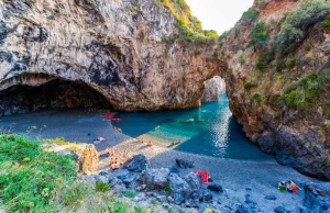 ARCOMAGNO – naturalny łuk i ukryta plaża. Riviera dei Cedri, Kalabria