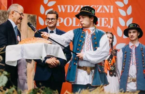 Uśmiechnięci rolnicy, zadowolony premier, a w gospodarstwach dobrobyt