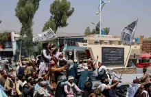 Talibowie świętują "pokonanie" USA. Gospodarka Afganistanu bliska załamania