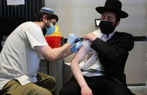 Izrael. Bez trzeciej dawki szczepionki przepustka covidowa straci ważność