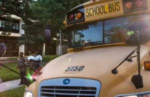 W Chicago 73 kierowców autobusów szkolnych zrezygnowało przez nakaz szczepień