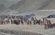 Tysiące Afgańczyków przemierza kilometry, by wydostać się z kraju. Celem Europa.