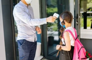 Lekarz: Zdjąć maski w szkołach. Maski w szkołach szkodzą dzieciom