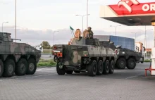 Pojazdy opancerzone jadą w stronę granicy z Białorusią. Tankują na Orlenie