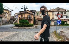 Spacer po opuszczonym włoskim miasteczku