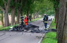 Wypadek pod Mikołajkami. Dwie osoby spłonęły w Porsche.