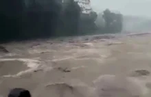Przekraczanie mostu w czasie powodzi