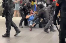 Paryska policja pałuje nieuzbrojone kobiety