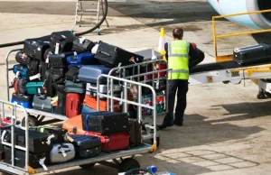 KLM prosi pilotów, by pomogli w ładowaniu walizek do samolotów