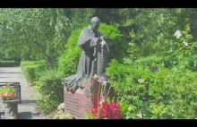 Pomnik Jana Pawła II na cmentarzu Rakowickim w Krakowie