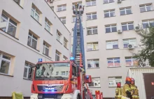 Ewakuacja i nowa drabina podczas pożaru w szpitalu w Łomży