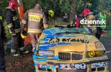 Koszmarny wypadek podczas rajdu w Jedlinie-Zdroju. Pilota ratowano 45 minut