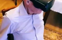 Dziadek próbuje VR