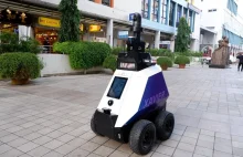 Patrole robotów ścigają lekceważących obostrzenia związane z Covid-19