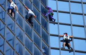 4 wspinaczy Alain Robert, Banot, Leo Urban wspięli się na budynek Total w Paryżu