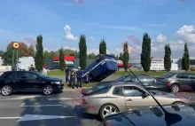 Dachowanie policyjnego VW T4 w Szczecinie. Jeden funkcjonariusz został ranny