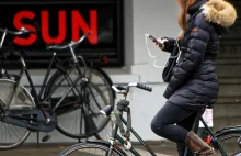 Uwaga kierowcy: 2/3 uczniów bawi się telefonami podczas jazdy na rowerze!