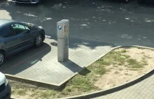 Zamontowali parkomat na... miejscu do parkowania
