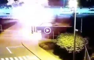 Nagranie z wypadku: motocyklista wbija się w samochód i zamienia w kulę ognia