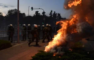 Grecja. Tysiące ludzi protestowało przeciwko obowiązkowym szczepieniom Covid-19