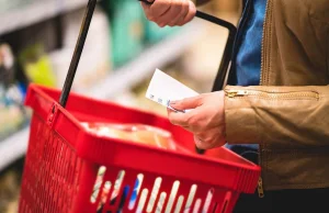 79 proc. Polaków martwi się wzrostem cen. Połowa badanych robi mniejsze zakupy.