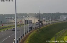 Lublin. Rozpędzona ciężarówka staranowała samochód drogowców na S-12