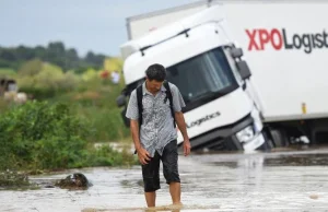 Powódź błyskawiczna na francuskiej autostradzie A9 - TRUCKER ON ROAD