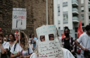 Francja zawiesza w pracy tysiące niezaszczepionych