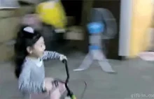 Mała dziewczynka parkuje swój rower