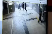 Kobieta z dzieckiem w wózku spadła z ruchomych schodów w Poznaniu