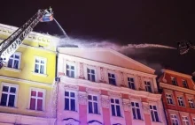 Pożar kamienicy w Świdnicy. Ogień częściowo zniszczył dach