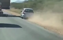 Niecierpliwy kierowca wyprzedza ciężarówkę