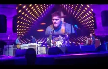 Przypadkowy gość z widowni gra na perkusji podczas koncertu Foo Fighters