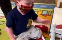 Zmuszanie małego dziecka do noszenia maseczki
