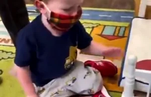 Zmuszanie małego dziecka do noszenia maseczki