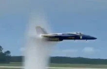 Epicki low pass F/A-18 Super Hornet z widocznym vapor cone