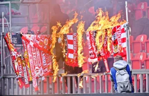 Nienawiść na trybunach stadionu. Płonęły szaliki Widzewa Łódź.